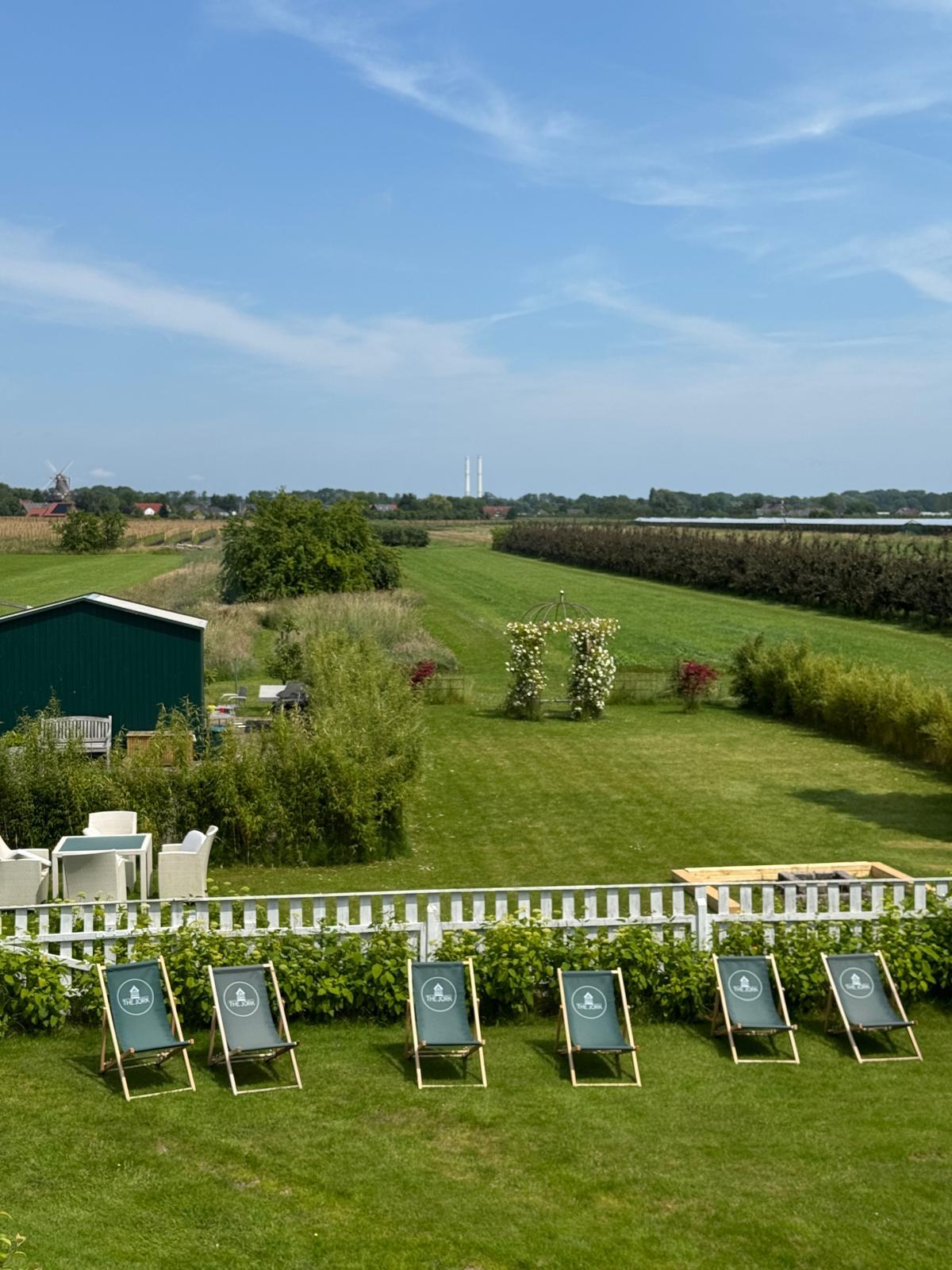 Gartenblick mit Liegestühlen – Ferienwohnung THE JORK